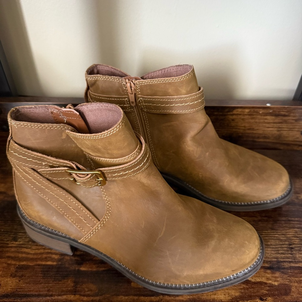 Clarks Tan Brown Maye Strap Chelsea Boots Ankle Women’s Size 9.5 W - Picture 3 of 7
